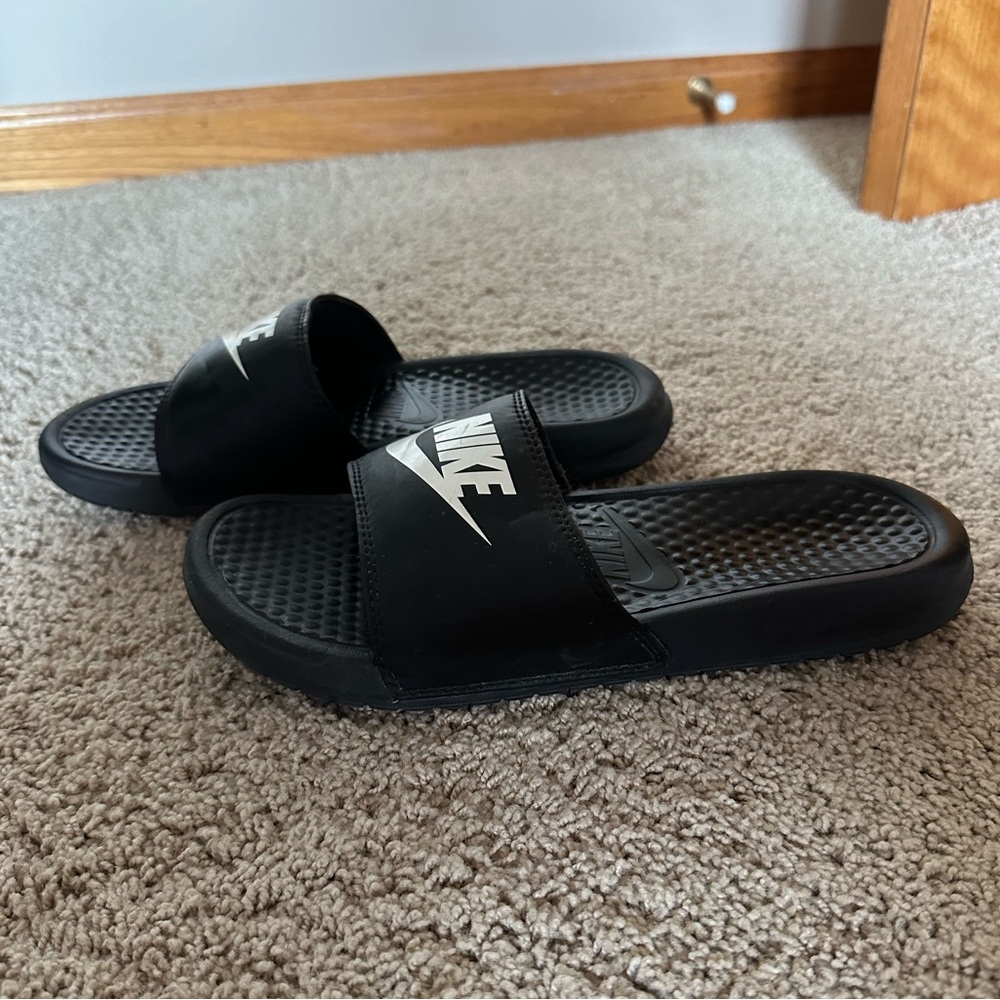 Nike Benassi little/big kids slides black/white size 6Y